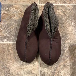 Round tree and Yorke Men’s Slippers Size Large 11-12 NWOT